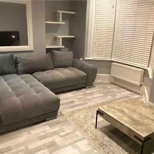 Apartment Snug Kingsize Bedroom Flat In