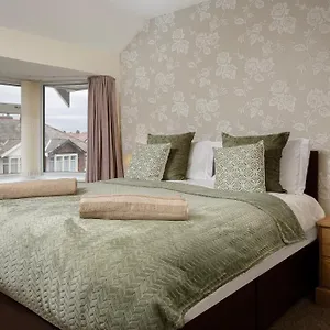 https://arnside-spacious-10-bedroom-seaside-cottage.hotelsin-chester.com