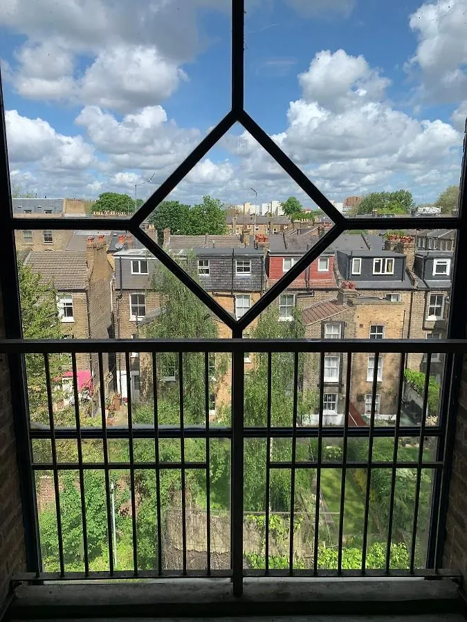 Lovely Apartment In Victoria Park Village London