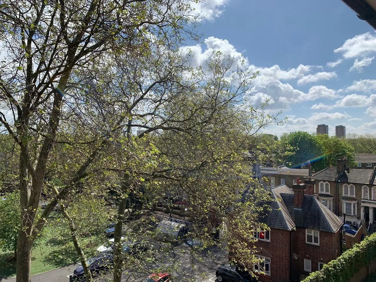 Lovely Apartment In Victoria Park Village London