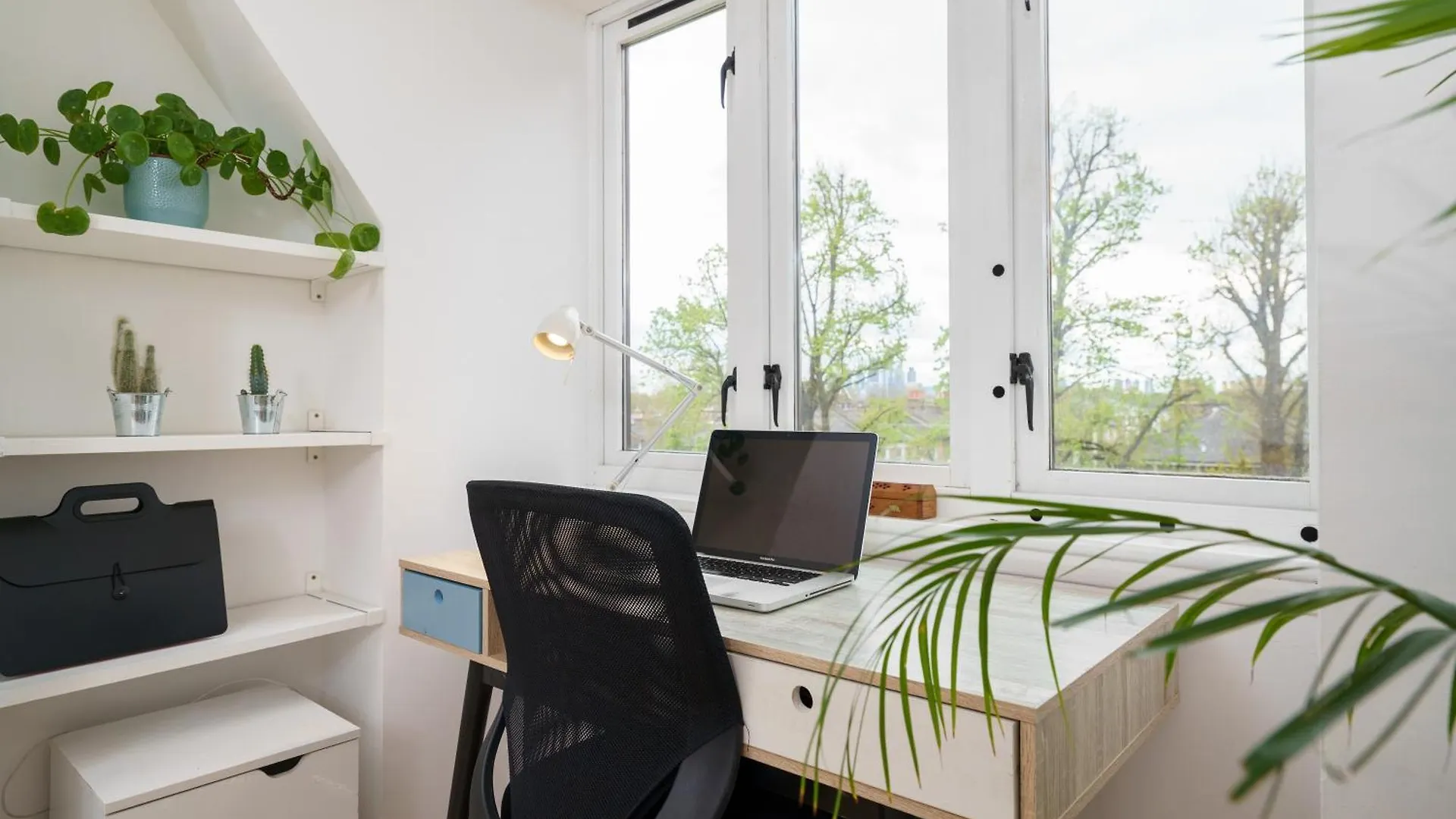 Lovely Apartment In Victoria Park Village London