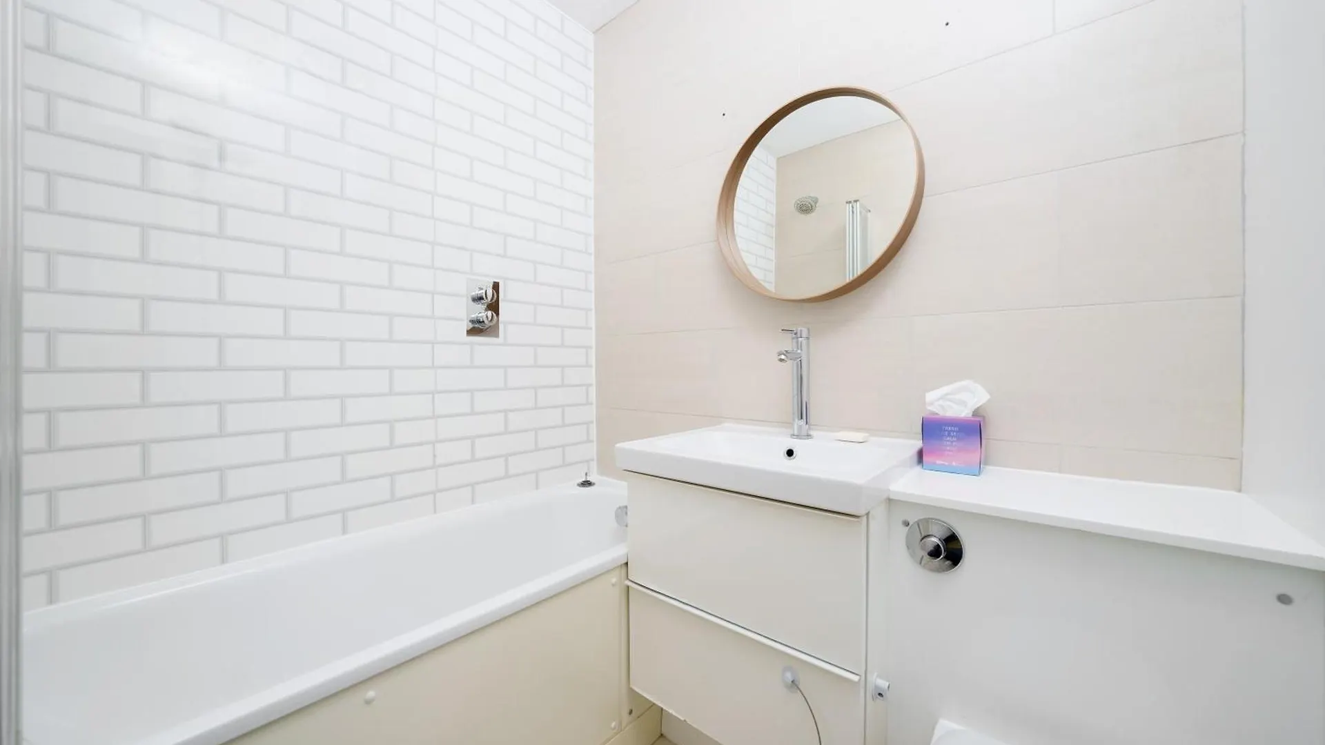 Lovely Apartment In Victoria Park Village London