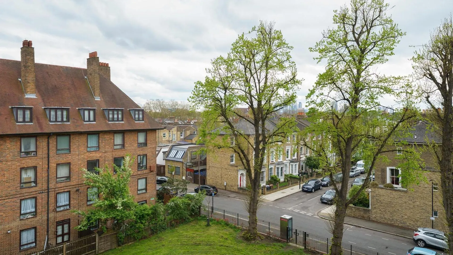 Lovely Apartment In Victoria Park Village London